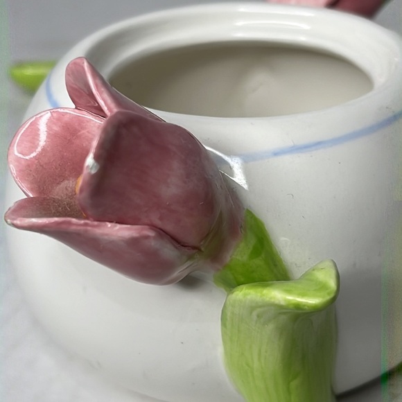 Avon Elegant 3D Tulip Sugar Bowl and Spoon with Lid - Picture 4 of 7